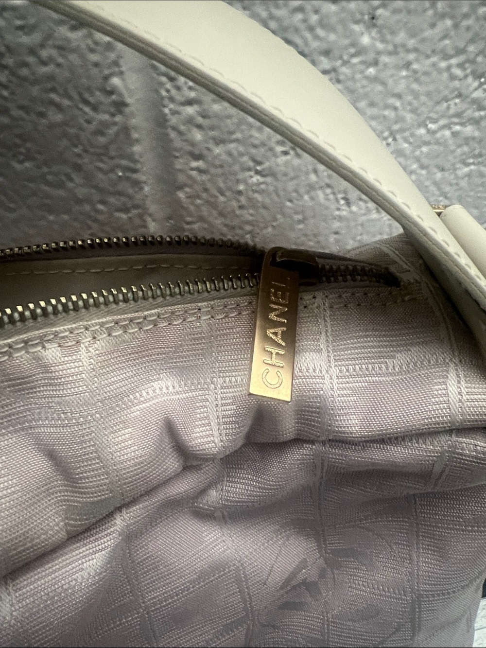 LARGE TRAVEL CHANEL Light Pink Shoulder Bag with Cream Strap - Picture 3 of 7